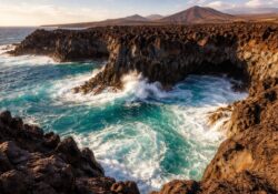 découvrez les paysages à couper le souffle de los hervideros à lanzarote, où la nature spectaculaire et les formations volcaniques uniques vous attendent pour une expérience inoubliable.