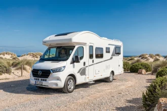 Camping-car garé sur une aire du littoral du Roussillon